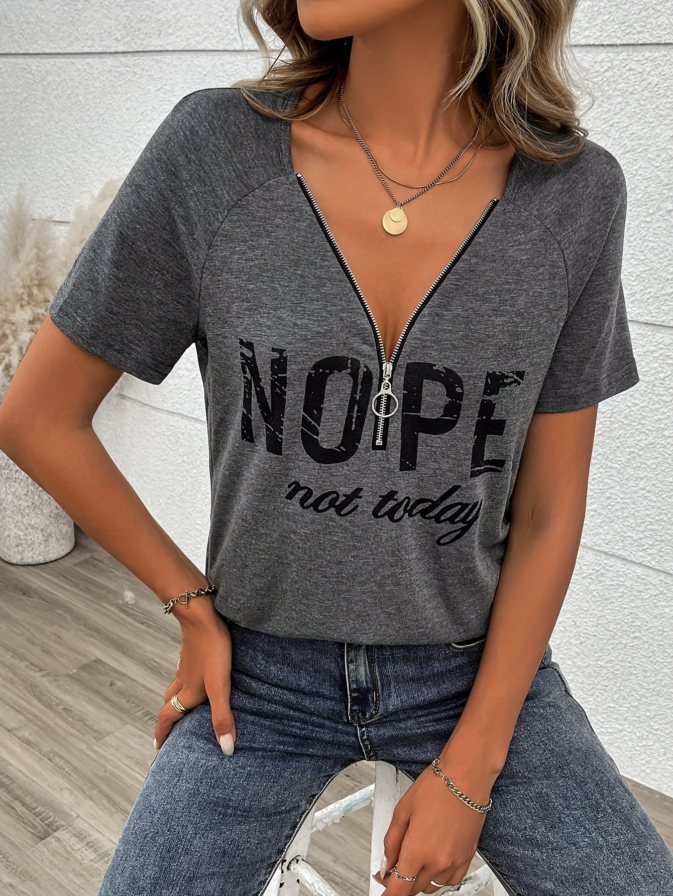 V-neck solid color printed short-sleeve T-shirt