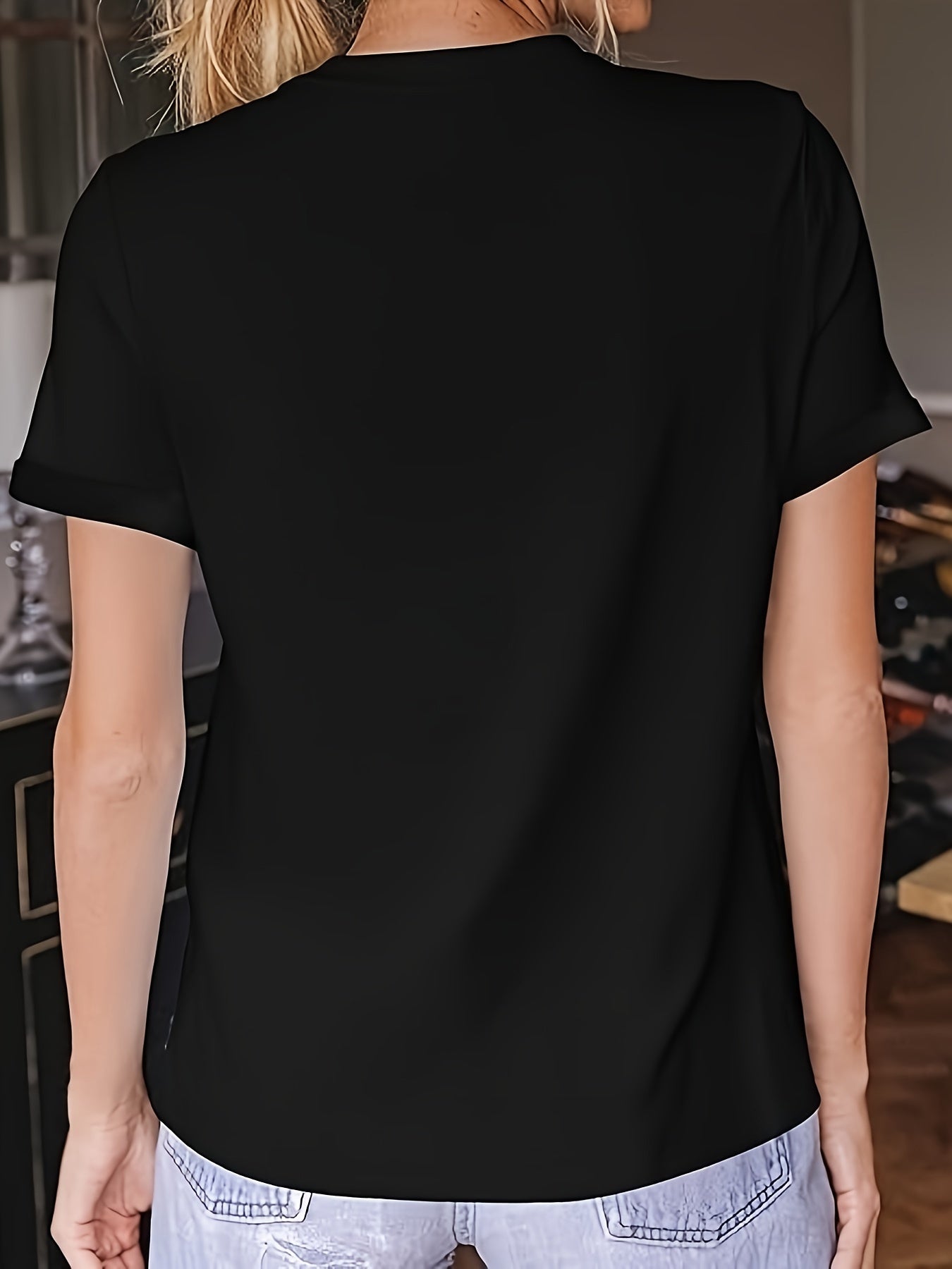 [Funny T-Shirt] Comfortable Women's Casual Short Sleeve T-Shirt | Funny Multitasker Slogan Print - Black & White Letter Graphic Tee, Round Neck, Machine Washable, Spring Summer Fall Essential, Flattering Fit Shirt, Seasonal Fashion, Versatile Fashion